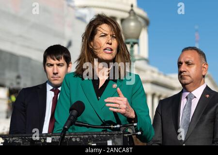 Gennaio 16, 2020 - Washington, DC, Stati Uniti: U.S. Rappresentante Cindy Axne (D-IA) intervenendo a un evento per la casa dei democratici di annunciare la creazione di "fine della corruzione Caucus". (Foto di Michael Brochstein/Sipa USA) Foto Stock