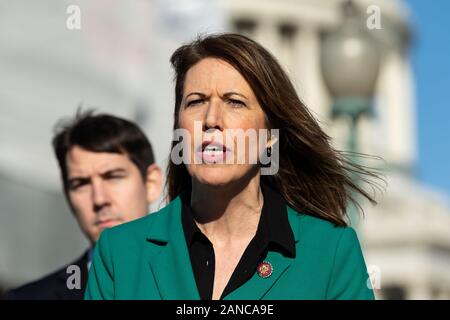 Gennaio 16, 2020 - Washington, DC, Stati Uniti: U.S. Rappresentante Cindy Axne (D-IA) intervenendo a un evento per la casa dei democratici di annunciare la creazione di "fine della corruzione Caucus". (Foto di Michael Brochstein/Sipa USA) Foto Stock