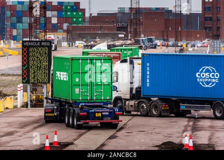 Esportazioni britanniche - camion portacontainer coda per il rientro di contenitori per l'esportazione a Felixstowe Docks. Felixstowe porta è più grande del Regno Unito contenitore porta. Foto Stock