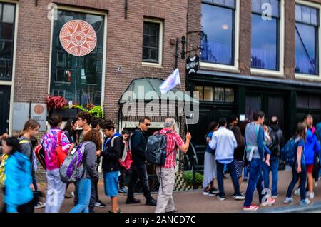 Amsterdam, Olanda, Agosto 2019. La casa di Anna Frank è meta di molti turisti: la folla in strada è notevole. Foto Stock