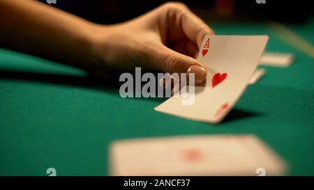 Casino croupier mostra asso di cuore, poker e blackjack casino giochi, fortune Foto Stock