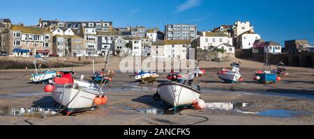 Giornata di sole a St Ives Harbour una popolare destinazione turistica in Cornwall Inghilterra UK Europa Foto Stock