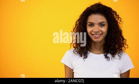 Felice afro-americane donna sorridente fotocamera, studentessa, wellness, la femminilità Foto Stock