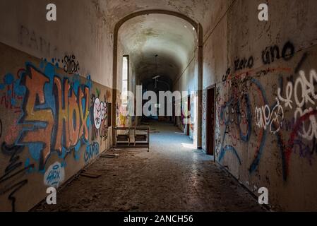 Lungo corridoio di un manicomio abbandonato, urbex fotografia in luoghi abbandonati in Italia Foto Stock