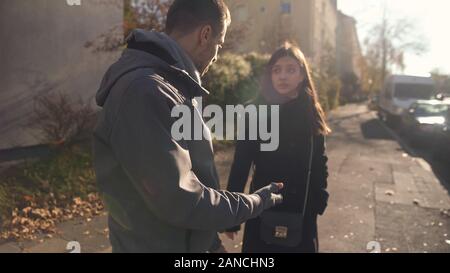 Coppia giovane litigi nel mezzo della strada, break-up, rapporto problema Foto Stock