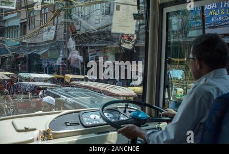 La guida nel vecchio Deli, India Foto Stock