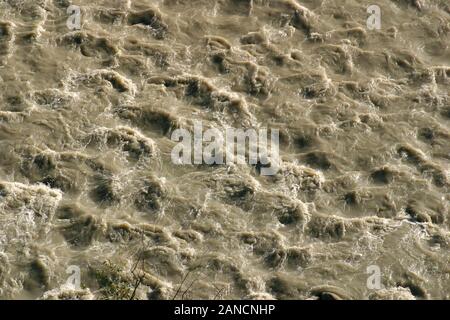 Acque alte del fiume in Romania dopo la pioggia pesante Foto Stock