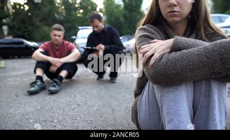 Responsabile della relazione di scrittura della scena del crimine maschio di interrogazione vittima, donna tremore Foto Stock