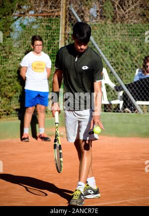 Murcia, Spagna, 26 dicembre 2019: Carlos Alcaraz Garfía un tennista spagnolo che si prepara ad una partita di tennis. Foto Stock