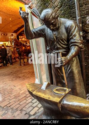 Fabbro Con Incudine, Mercato Del Tunnel Del Cavallo, Mercato Delle Stables, Mercato Di Camden, Londra, Inghilterra, Regno Unito Foto Stock