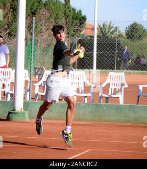 Murcia, Spagna, 26 dicembre 2019: Carlos Alcaraz Garfía un tennista spagnolo che si prepara ad una partita di tennis. Foto Stock