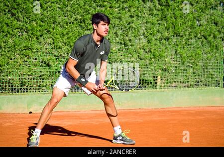 Murcia, Spagna, 26 dicembre 2019: Carlos Alcaraz Garfía un tennista spagnolo che si prepara ad una partita di tennis. Foto Stock