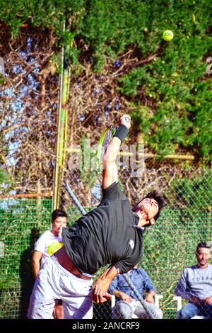 Murcia, Spagna, 26 dicembre 2019: Carlos Alcaraz Garfía un tennista spagnolo che si prepara ad una partita di tennis. Foto Stock