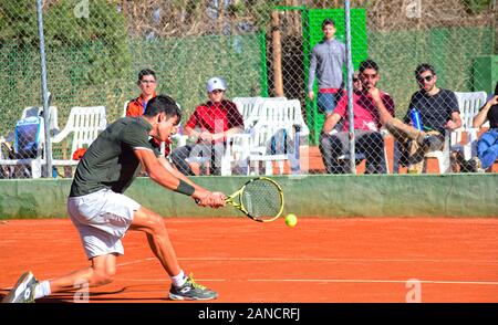 Murcia, Spagna, 26 dicembre 2019: Carlos Alcaraz Garfía un tennista spagnolo che si prepara ad una partita di tennis. Foto Stock