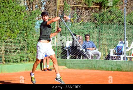 Murcia, Spagna, 26 dicembre 2019: Carlos Alcaraz Garfía un tennista spagnolo che si prepara ad una partita di tennis. Foto Stock