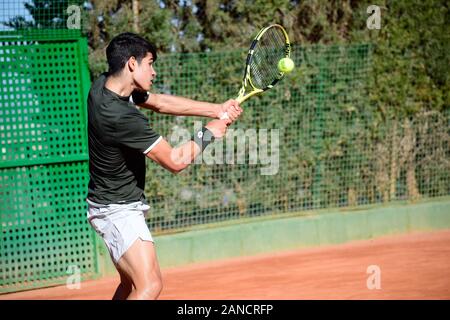 Murcia, Spagna, 26 dicembre 2019: Carlos Alcaraz Garfía un tennista spagnolo che si prepara ad una partita di tennis. Foto Stock