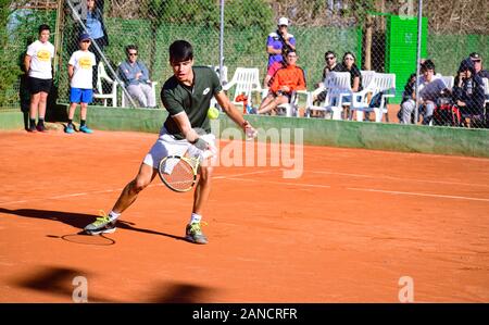 Murcia, Spagna, 26 dicembre 2019: Carlos Alcaraz Garfía un tennista spagnolo che si prepara ad una partita di tennis. Foto Stock