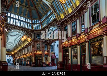 Vista interna dello storico mercato di Leadenhall, Londra, Inghilterra, Regno Unito. È uno dei mercati più antichi di Londra, risalente al 14th secolo. Foto Stock