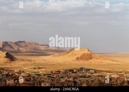 Vista panoramica sull'oasi di Tinghir nella valle di Dades vicino al fiume Tondra nel sud del Marocco. Foto Stock