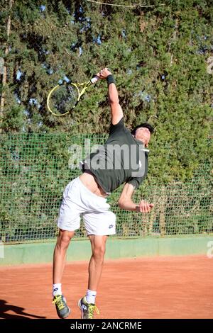 Murcia, Spagna, 26 dicembre 2019: Carlos Alcaraz Garfía un tennista spagnolo che si prepara ad una partita di tennis. Foto Stock