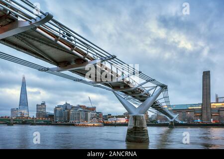 Millennium Bridge sul Tamigi e Tate Modern and Shard , Londra, Inghilterra, Regno Unito. Preso al tramonto. Foto Stock