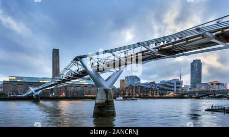 Millennium Bridge sul Tamigi e Tate Modern, Londra, Inghilterra, Regno Unito. Preso al tramonto. Foto Stock