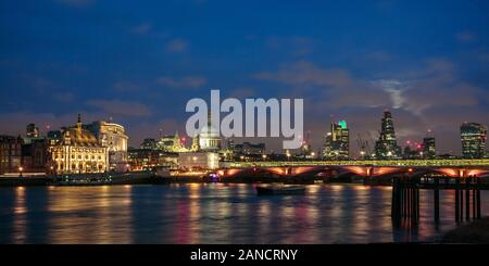 Vista serale sul Tamigi da Blackfriars Bridge, Londra, Inghilterra, Regno Unito Foto Stock