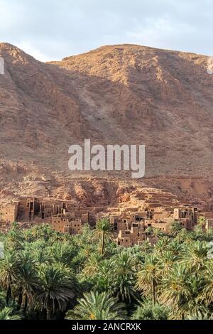 Vista panoramica sull'oasi di Tinghir nella valle di Dades vicino al fiume Tondra nel sud del Marocco. Foto Stock