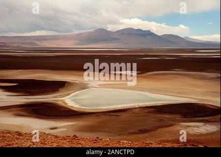 Salar de Quisquiro visto dalla strada per Paso Jama, Antofagasta, Cile Foto Stock