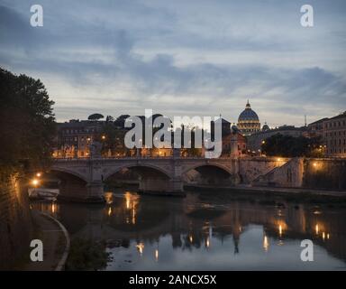 Vista serale della Basilica di San Pietro da Ponte Sant'Angelo. Foto Stock