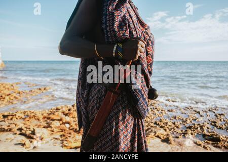 Primo piano del guerriero Maasai con un coltello tradizionale attaccato a una cintura Foto Stock