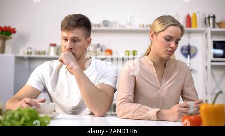 Sconvolto giovane ignorando ogni altro in cucina, difficoltà di relazione, litigano Foto Stock