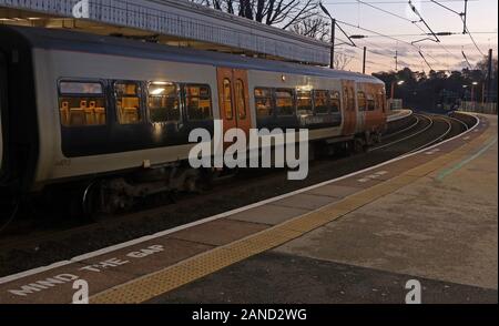 West Midlands ferroviarie, treno alla piattaforma, Sutton Coldfield stazione, West Midlands, England, Regno Unito, B73 6AQ Foto Stock