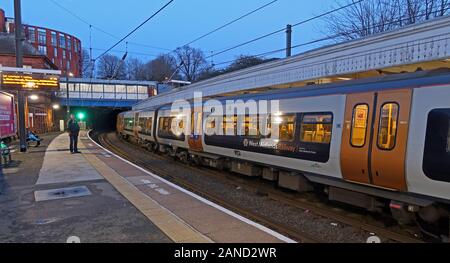 West Midlands ferroviarie, treno alla piattaforma, Sutton Coldfield stazione, West Midlands, England, Regno Unito, B73 6AQ Foto Stock