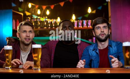 Brasiliano uomini multietnica deluso con la squadra di calcio preferita gioco perdente Foto Stock