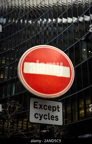 Vista urbana grafica a contrasto di No Entry tranne il cartello stradale Cycles contro la facciata in vetro di Willis Towers Watson nella City di Londra nel Regno Unito Foto Stock