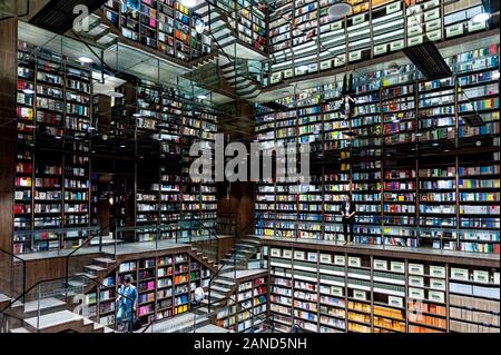 La vista interna del Zhongshuge Booksotre, che dispone di un inizio-simili, libreria con scale inusuali e specchi sopra, nella città collinare di Chongqi Foto Stock