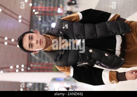 --FILE--attore cinese Wu Lei, noto anche come Leo Wu, mostra fino all'aeroporto di Pechino, Cina, 20 novembre 2019. *** Caption locale *** fachaoshi Foto Stock