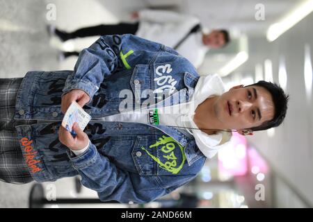 --FILE--attore cinese Han Dongjun, noto anche come Elvis Han, mostra fino a un aeroporto in Cina a Shanghai, 3 novembre 2019. *** Caption locale *** fachaosh Foto Stock