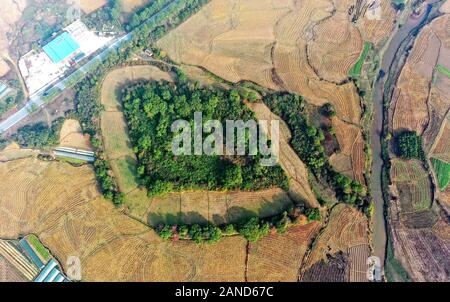 Aerical vista del bacino a forma di sito di archeologia, chiamato anche Huanqhao sito storico scavato nella città Wujiang, Jishui county, Ji'an City, Oriente Cina " Foto Stock