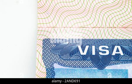 Un vicino la vista in pianta di un visitatore USA Visa consentire con spazio bianco sulla sinistra Foto Stock