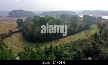 Aerical vista del bacino a forma di sito di archeologia, chiamato anche Huanqhao sito storico scavato nella città Wujiang, Jishui county, Ji'an City, Oriente Cina " Foto Stock