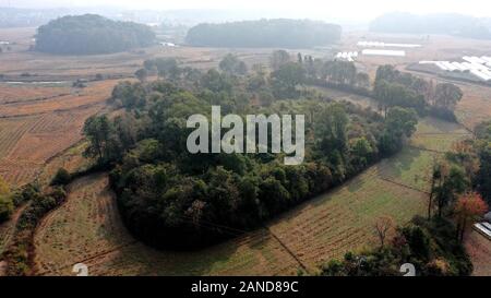 Aerical vista del bacino a forma di sito di archeologia, chiamato anche Huanqhao sito storico scavato nella città Wujiang, Jishui county, Ji'an City, Oriente Cina " Foto Stock