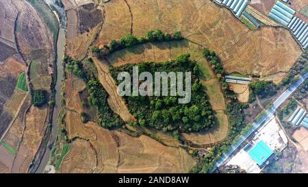 Aerical vista del bacino a forma di sito di archeologia, chiamato anche Huanqhao sito storico scavato nella città Wujiang, Jishui county, Ji'an City, Oriente Cina " Foto Stock