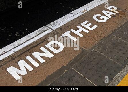 Mente il divario, MindTheGap segno, stazione ferroviaria piattaforma, England, Regno Unito Foto Stock