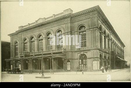 Philadelphia; una guida, realizzata per la comodità delle persone interessate nella città del notevole storia e presente conquiste . g di ogni settimana; qui celebrati pianisti e cantanti givetheir concerti; qui eminenti docenti provengono con loro popolari corsi ;e qui il canto delle società di città sono sentito più volte in un anno. Di preminente interesse sia artisticamente e musicalmente, è il metro-politan Opera House. La sua grande auditorium e il foyer sono nowheresurpassed in bellezza e splendore; e i più grandi cantanti lirici di theworld, in una lunga serie di opere liriche ogni inverno, dare pleasur Foto Stock