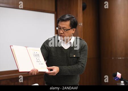 Hong Kong giurista e politico Junius Ho Kwan-yiu mostra il suo certificato di dottore honoris causa di leggi elargiti dall Università cinese di Scienc politico Foto Stock