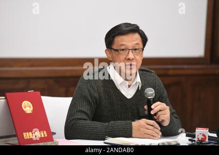 Hong Kong giurista e politico Junius Ho Kwan-yiu mostra il suo certificato di dottore honoris causa di leggi elargiti dall Università cinese di Scienc politico Foto Stock