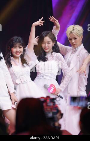 Ragazza cinese idolo gruppo ragazze Rocket 101 esegue sul palco a Tencent Doki a Pechino, in Cina, il 29 dicembre 2019. Foto Stock