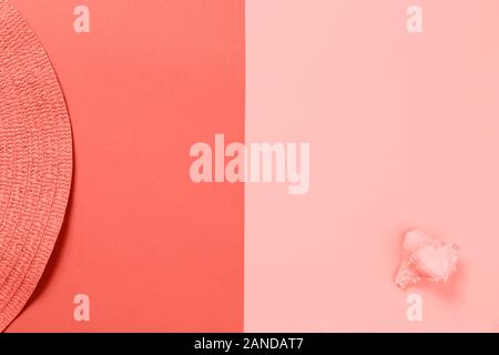 Vista aerea della spiaggia accessori su sfondo colorato orizzontale. Coralli viventi tema - colore dell'anno 2019 Foto Stock